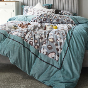 Juego de cama cómodo de impresión de cuatro piezas esponjoso de invierno con fundas de almohada